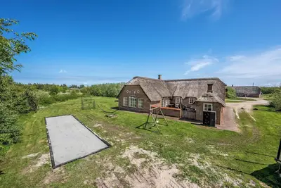 Image de 18-person pool house with indoor hot tub, water slide and outdoor hot tub