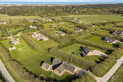Image de Large holiday home with pool, hot tub and activity room in Husby