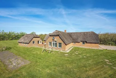 Image de 18-person pool house with hot tub, infrared sauna and activity room.