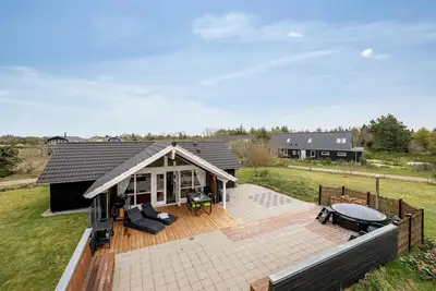 Image de Lovely holiday home with sauna, hot tub and wilderness bath on a closed nature.