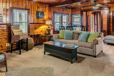 Image de Vintage-Inspired Haven with Bright Interiors & Relaxing Outdoor Spaces in Bacliff, Texas