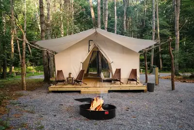 Image de Luxury Canvas Group Glamping Tent | Adirondacks in Corinth, Ny