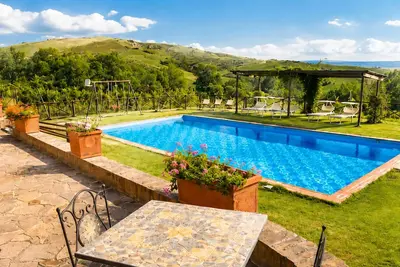 Image de An old Tuscan stone farmhouse with a pool and vineyard in the Val d'Orcia