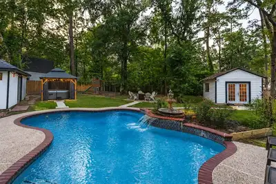 Image de Backyard Oasis in North Houston with Pool/Hot Tub/Firepit/Playroom