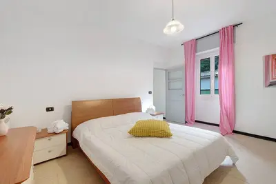 Image de Appartement 'Varazze Mare' avec deux salles de bain et cour extérieure.
