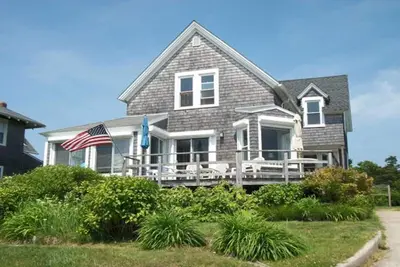 Image de The Palace  The Palace - Classic 5 bedroom 2 bath cottage across the street from the ocean in the community of Weekapaug.