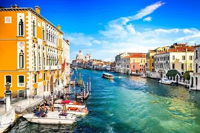 Image de Refined Venice Lido Retreat with Terrace, Garden & Steps to the Beach