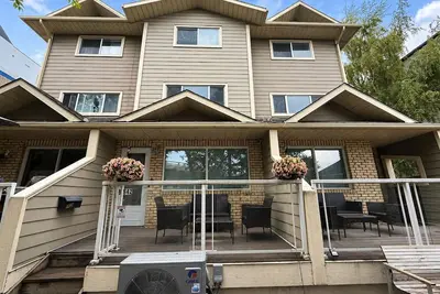Image de Close to Downtown/Bow River & Stampede |3Kings | Ac |Garage|2000 sqft home