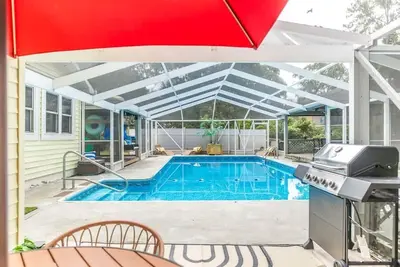 Image de Farmhouse Estate Screened Pool Game 3 Kings