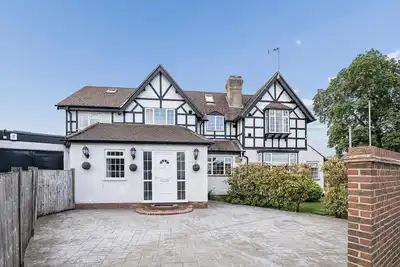Image de Spacious & Light Family Home, Garden & Parking - Pass the Keys