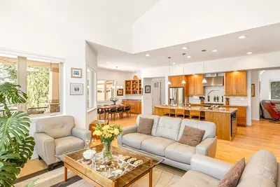 Image de Stylish Home with Pool & Game Room, 5-min to Downtown