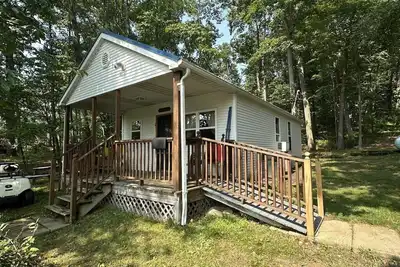 Image de Cozy 2-bedroom cabin on Goose Lake in beautiful Southern Michigan.