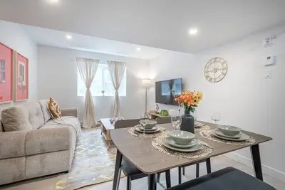 Image de Cozy 1br Retreat | King bed | Steps from Atwater