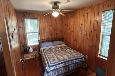 Image de Cozy 2-bedroom cabin on Goose Lake in beautiful Southern Michigan.