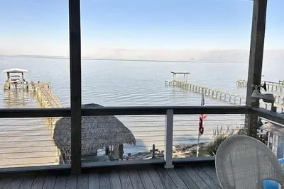 Image de Luxury Bayfront Escape with Hot Tub & Fireplaces in Bacliff, Texas