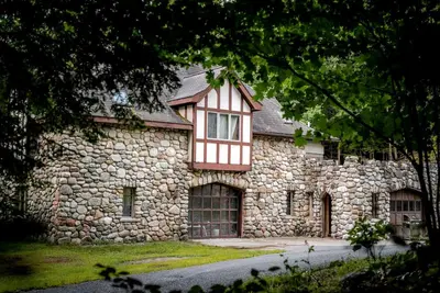 Image de Castle Gatehouse Rental for a Unique Getaway near Bolton Landing, New York