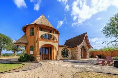 Image de Fairytale Tower Retreat • Loft Views & Hot Tub