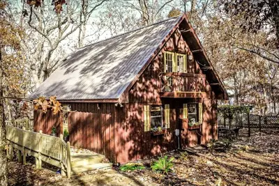Image de Peaceful Luxury Cabin with Floor-to-Ceiling Glass Views & Historic Gas Log Near Cloudland Canyon, Mentone, Alabama
