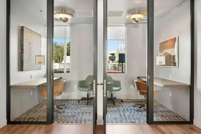 Image de 3-bedroom townhome in adorable Phoenix with cool Ac and gym access