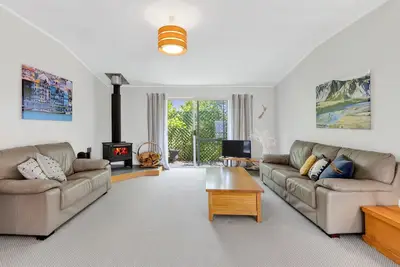 Image de The Bach - Classic Kiwi Stay Opposite Pohara Beach