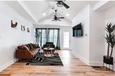 Image de 2 Bedroom Modern Lake House Close to Midtown