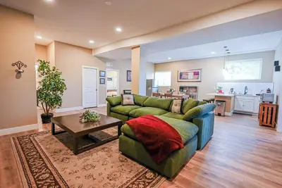 Image de Basement Suite w/ High Ceilings Spacious & Bright
