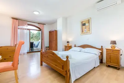 Image de Appartement d'une chambre avec la terrasse Supetar, Brac (A-18307-d)