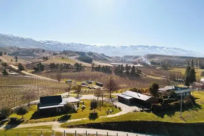 Image de Mannahill Vineyard Villa | Lake, Vines & Mountain Views