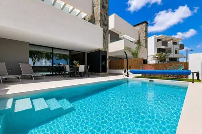 Image de Villa privée avec piscine près de la plage et du lac