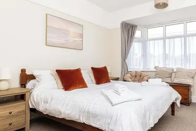 Image de Wayside by Bournecoast -Charming Apartment in Southbourne -Garden/Parking -10703