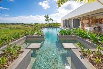 Image de Oasis de Luxe avec Piscine Débordement & Vue Golf