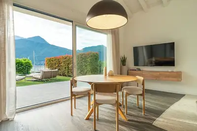 Image de Lakefront villa with a private garden and a 4-car garage