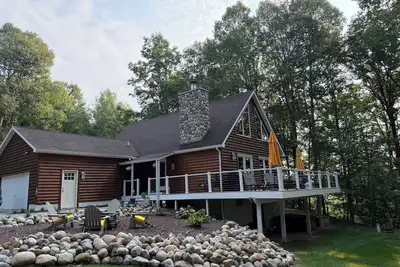 Image de \"South Acres Lodge\" on 40 Secluded Acres — Hot Tub, Movie Room & Nature Views