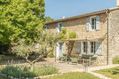 Image de Mas en pierre de 6 chambres près de Roussillon, avec piscine chauffée