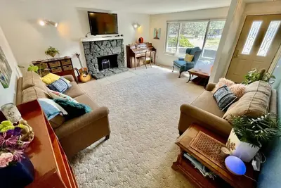 Image de Bright 3-Bedroom Bend Retreat with Ac, Large Yard Near Downtown and Old Mill