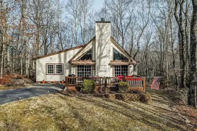 Image de The Bird House Stay - Private Hot Tub, Wifi, Firepit and Grill