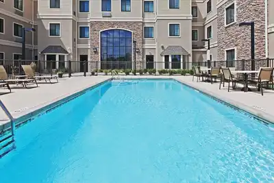 Image de 1 Queen Studio w/ Complimentary Breakfast + Pool