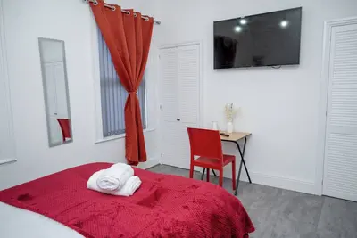 Image de Spacious 4-bed house Liverpool near city centre, sleeps 7, free parking, WiFi