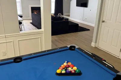 Image de “3br Townhome w/ Game Room  Pool Table + Garage”
