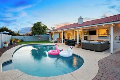 Image de Gilbert Pool Retreat + Hot Tub | Game Room + Park