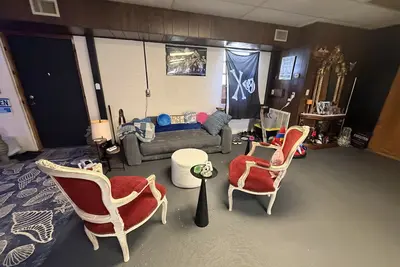 Image de Luxury 3-bedroom building with Ac and entertainment amenities in Nederland, Tx.