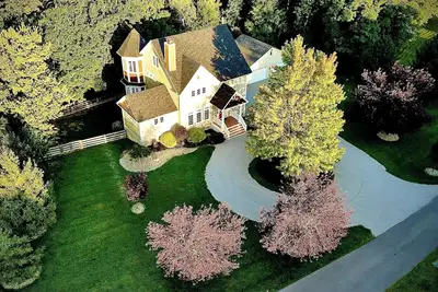 Image de Beautiful hilltop home in the rolling hills of southern Ohio and Cincinnati.