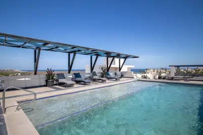 Bright Cabo Condo Rooftop Pool & Walk to Beach