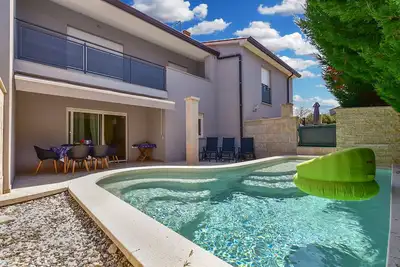 Image de House 2447/252732 (Istria - Banjole), 1000m from the beach