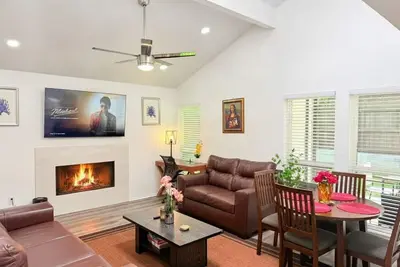 Image de Arlington Entertainment District Home Brown Door