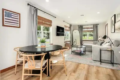 Image de Bell St. Bungalow | Hot Tub, Fire-pit, Washer/Dryer