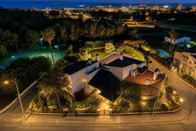 Image de A unique house in Roses, 975 m2, with an indoor pool and a 2, 000 m2 garden