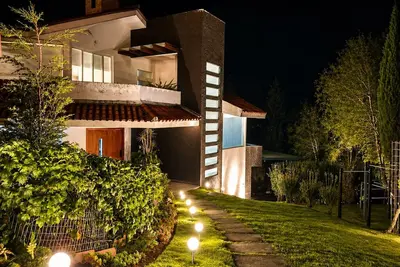 Image de Spacious House + Private Suites | Nature, Garden, and Bonfire | Up to 15 Guests