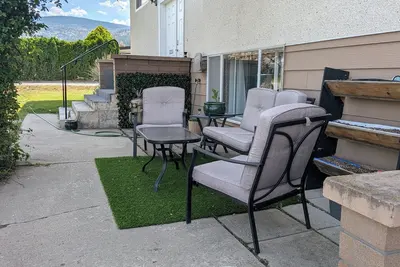 Image de Central 2 bedroom suite, full kitchen, living room with private entrance.