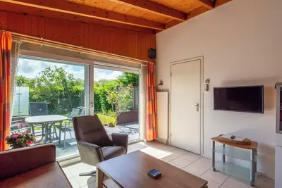 Image de A comfortably furnished vacation bungalow with a sunny, green garden